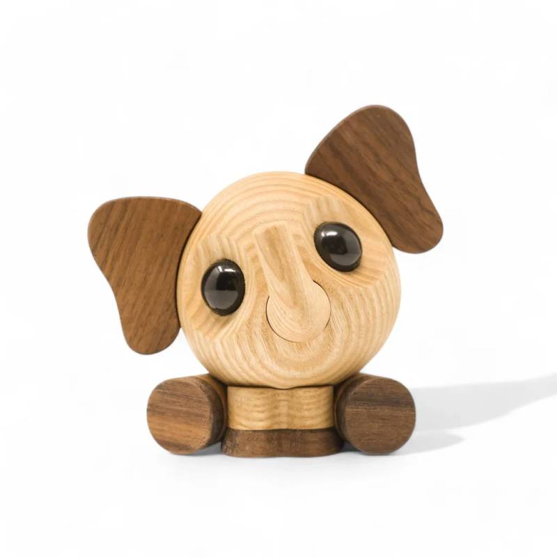 Elefanten Flora Er En Sød Og Legesyg Følgesvend, Der Bringer Smil Til Både Børn Og Voksne.
Med Sit Unikke Design Fremstillet Af Nordamerikansk Valnød Og Asketræ, Kombinerer Flora Naturlig Skønhed Med En Tidløs Charme.
Flora Passer Rigtigt Godt Sammen Med